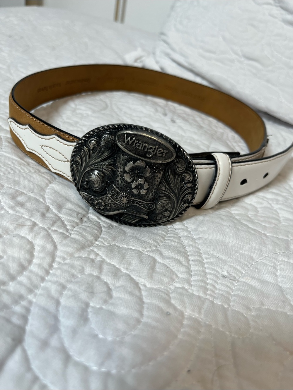 Wrangler White and Tan Western Belt with Ornate Silver Buckle